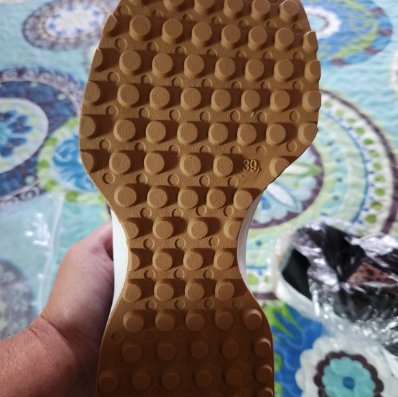 Nwot womens sneakers - Picture 4 of 8